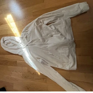 Kofta  - Velourkofta Cecilia från Gina tricot säljes i begagnat men mycket fint och välvårdat skick. Bilden är lånad men jag kan skicka egna bilder om så önskas.