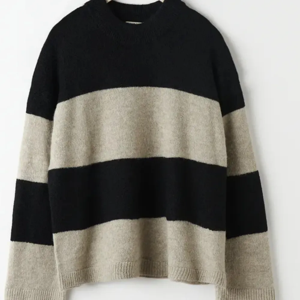 Crew neck knitted sweater från gina tricot i premium quality. Ljusgrå och svart randig, storlek xs, bra skick. Stickat.