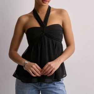 Topp - bandeau topp från nelly, aldrig använd. storlek 40 men skulle säga att den är lite mindre. nypris 349