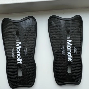 Monolit benskydd  - Säljer dessa monolit benskydd då dem inte kommer till användning och vill bli av med dem