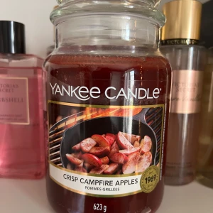 Yankee Candle Crisp Campfire Apples doftljus - Yankee Candle Crisp Campfire Apples doftljus🔥🍎🕯️Endast tändt en gång💕 Doftar aningens för starkt för min smak och därför säljer jag det💘