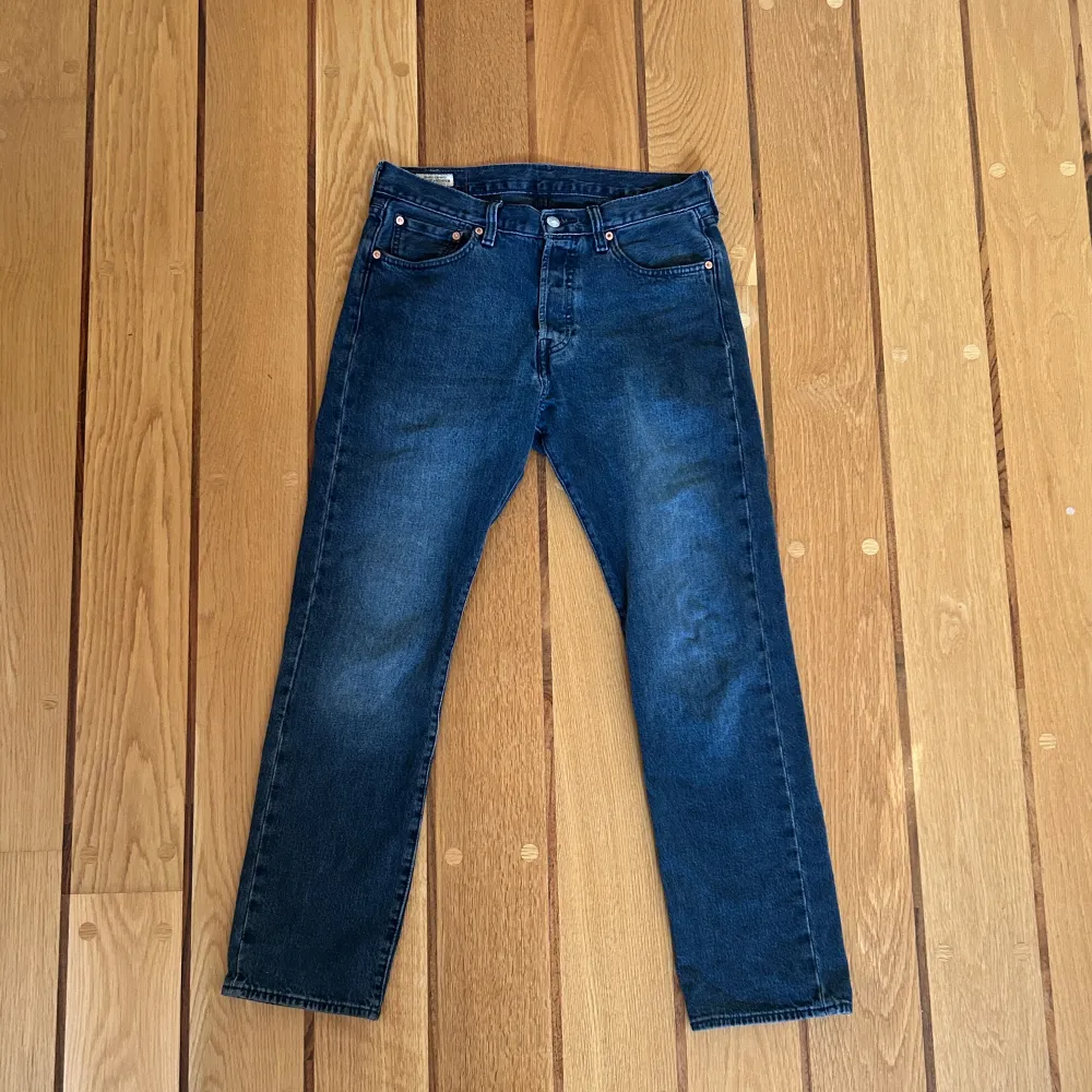 Säljer ett par Levi's 501 jeans. De har en rak passform och är i väldigt bra skick. Storleken är 30W, 30L, Nypris ca 1100 kr. Jeans & Byxor.