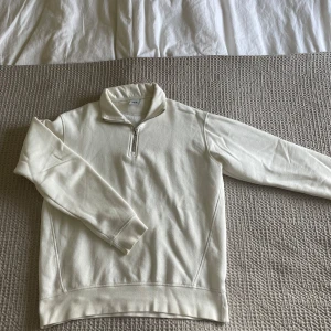 Vit half zip - Denna är köpt på Zara för 500 och aldrig använd, säljer nu billigt. Den är Vit/Beige. Skriv för info 🤗