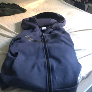 Nike tech - Säljer denna feta Nike tech mörk blå nu nör det börjar bli lite kallare e detta helt perfekt och dne är väldigt skön om ni har några frågor är det bara att skriva🔥