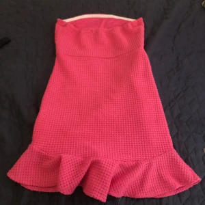 Rosa klänning  - Rosa ofshoulder klänning storlek xs 