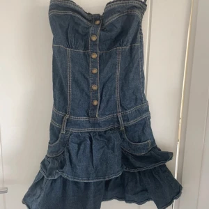 Jeansklänning - Jättefin jeans klänning, som tyvärr är för liten💓💓