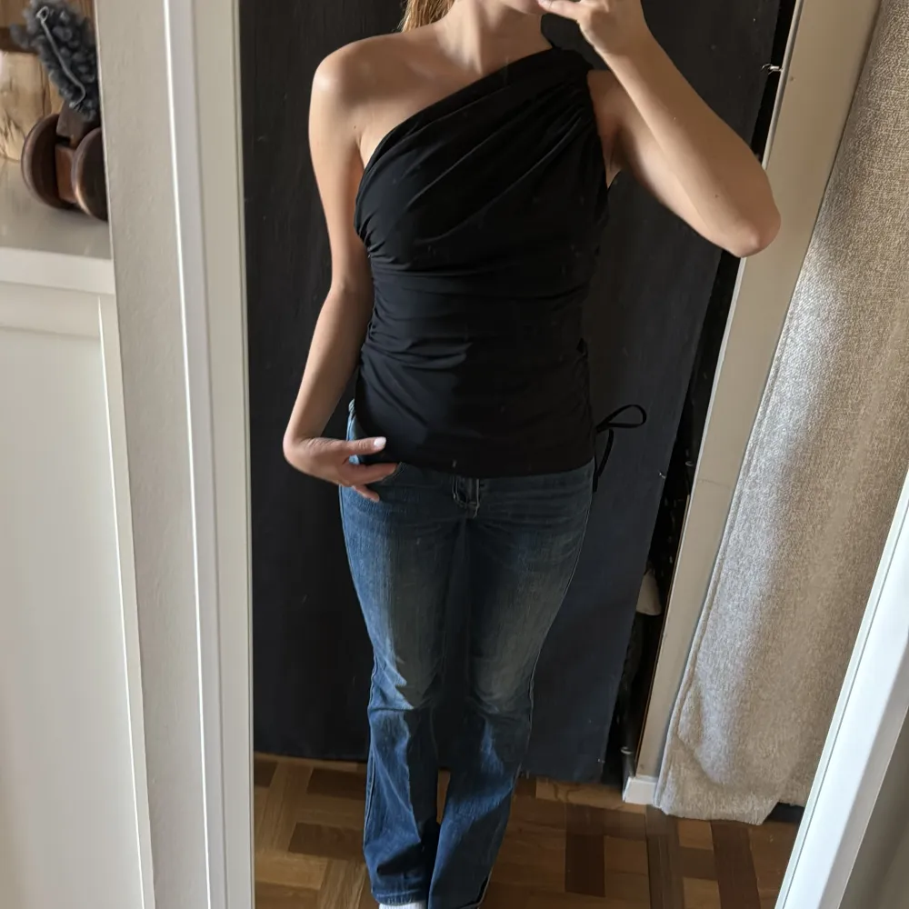 Jätte snygg One shoulder topp ifrån zara! ALDRIG ANVÄND!! Man kan reglera längden på toppen genom banden på sidan. . Toppar.