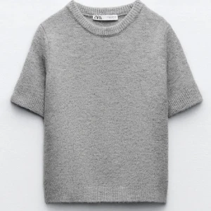 Stickad tshirt zara  - Säljer min stickade gråa t-shirt från zara då den tyvärr inte kommer till användning längre, anv ca 2-3 gånger 💞 storlek L men liten i storleken skulle jag säga. Nypris 400:-. Pris går o diskutera 