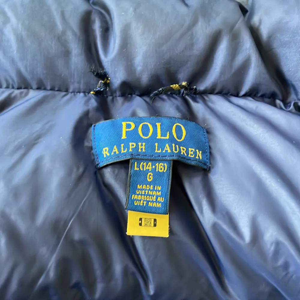 Hej jag säljer min Ralph lauren vinterjacka, den är i väldigt bra skick och är perfekt nu till vintern!  Passar er som är runt 165 Priset kan även gå ner vid snabb och smidig affär!! Hör av er vid frågor och funderingar!. Jackor.