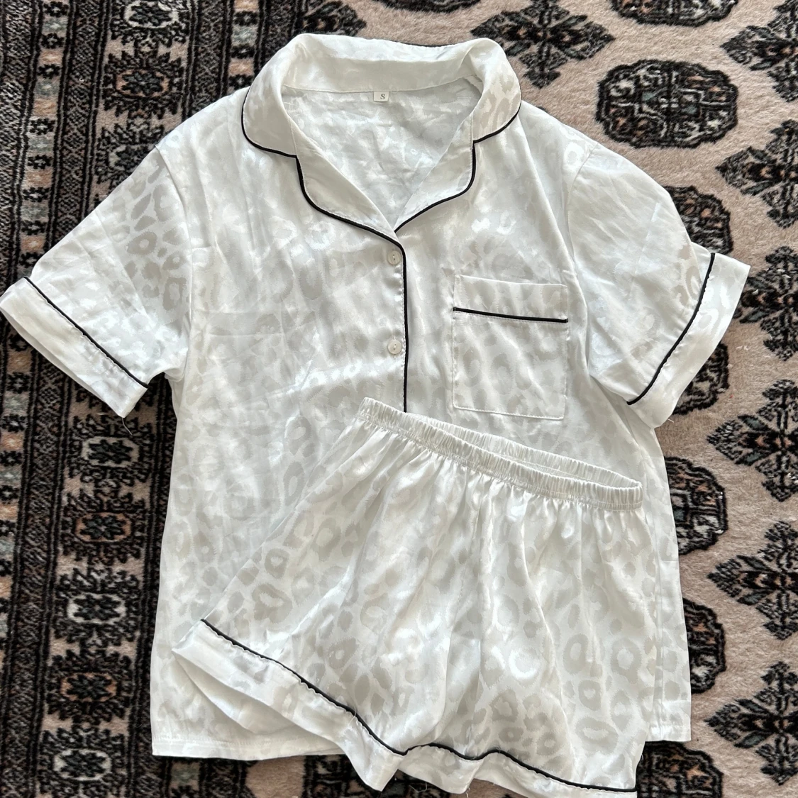 Pyjamas med leopard mönster