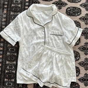 Pyjamas med leopard mönster - Pyjamas i bra skick förutom att den är lite sliten vid tråden som jag tog bild på, använd ett fåtal gånger.🤗