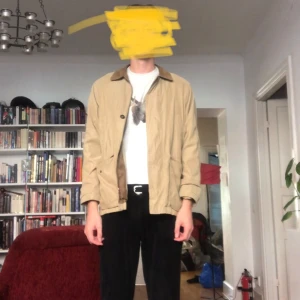 Beige höstjacka, L - Beige jacka perfekt inför övergången till höst. Sitter som en L, bra skick eftersom jag knappt använt den då den är lite kort i ärmarna.
