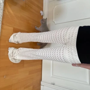 Coola utsvängda byxor!! - Såå fina men tyvärr för långa, passar någon som är runt 170 och över