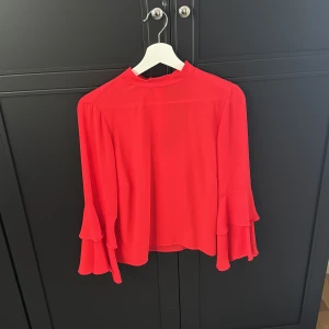Blus  - Röd blus från Gina Tricot med knytning baktill 