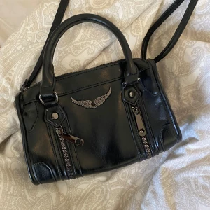 zadig & voltaire sunny bag - Jättefin zadig väska, inte alls mycket andvänd. Inköpt i Grekland Juni 2024, kan pga att den är köpt utomlands inte garantera äkthet, därav billigt pris. Skriv om ni har frågor, skriv gärna även innan om ni vill köpa via köp nu😇💘🌸