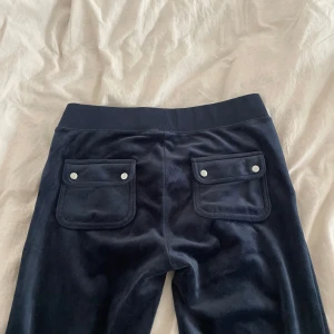 Juicy couture  - Nästintill oanvänt juicy couture set som jag fått i present, tröjan är i M byxorna i S ❤️marinblå färg och inget slitage alls, inköpt för nästan 3000kr