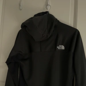 The north face jacka - Hej jag köpte den 3 tusen men den var för liten nu säljer ja billigare helt ny, Jag kan förhandla pris 