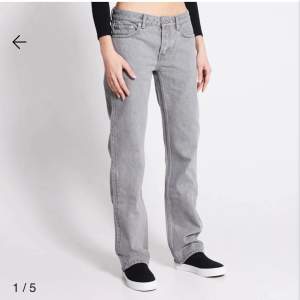 Jätte snygga jeans från Lager157 i storlek Xs, köpt för 400kr och säljer nu för 300kr då jag använt 2-3 gånger. Raka i modellen (modellen heter Icon) och i bra skick! 