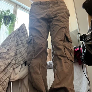Cargo byxor  - Cargo byxor som är lite för stora för mig i midjan. Midjemått 40cm, innerbenslängd 72cm