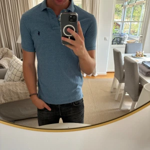 Ralph Lauren piké  - Hej säljer nu min fina Ralph Lauren piké i storlek M. Den är i nyskick och kommer vara otroligt snygg i höst/vinter. Nypris cirka 1200kr! Vi kommer att sälja liknande produkter nu närmare vinter så glöm inte följa profilen!🌊🍾