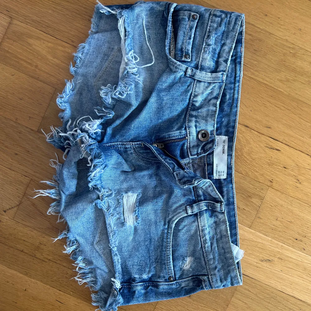 Snygga lågmidjade shorts från Zara! Midjemåttet rakt över är ca 39cm💗. Shorts.