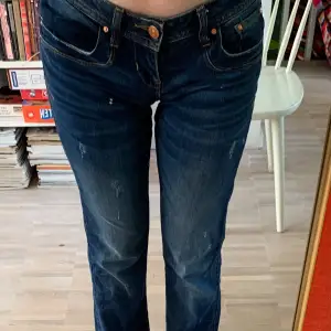 Snygga low- rised jeans med bootcut. Nya, avklippta längst ned.