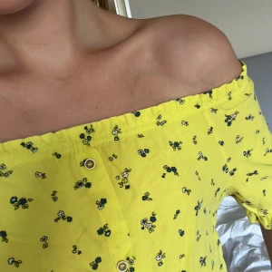 Söt blus från Zara - Blommig blus från Zara. Använt mycket men inte i dåligt skick. Strl 158-164. Ganska kort. Pris kan diskuteras.