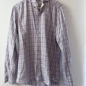 Skjorta från Stenströms  - Lila vit skjorta från Stenströms i storlek small. Nypris 2000kr