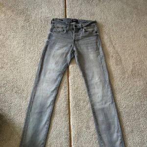 Jack n jones  - Säljer nu dessa sköna ljusgråa jeans från Jack n Jones som är i storlek 27:30 och modellen är slim/ Glenn. Jeansen har inga slitningar eller skador! Hör av er om fundering och pris