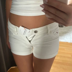Jeansshorts - Säljer dessa as snygga jeansshorts från hollister co. Tyvärr för små för mig! Skriv vid funderingar💕