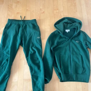 LA COSTE TRACKSUIT  - Säljer nu en Lacoste tracksuit till ett otroligt pris och kvalite. Dressen är ungefär använd ca 3-4 ggr och kostar ungefär 3000kr, säljes för 600. St XS