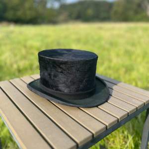 Vintage italiensk handgjord hatt från Parma. Bra för formella tillfällen eller som en unik accessoar. Hatten har en slät yta och en fin inre detalj med ett emblem. Passar bra för både höst och vår.