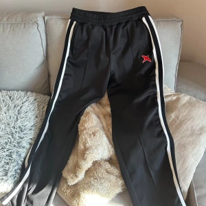 Arigato byxor - Säljer nu mina arigatobyxor som alltid vart lite för små. Använt 3 gånger typ. Storlek L passar mellan 180-190 skick 9/10 priser är inte hugget i sten. Nypris ca 1800kr