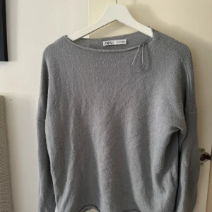 Blå stickad tröja - Super fin och skön stickad tröja från Zara. Säljer den för att den inte kommer till användning. Den är lite mer tunn stickad än en vanlig stickad tröja, men super skön fortfarande! Storlek XS men skulle kunna passa S också. Kontakta mig vid intresse💘