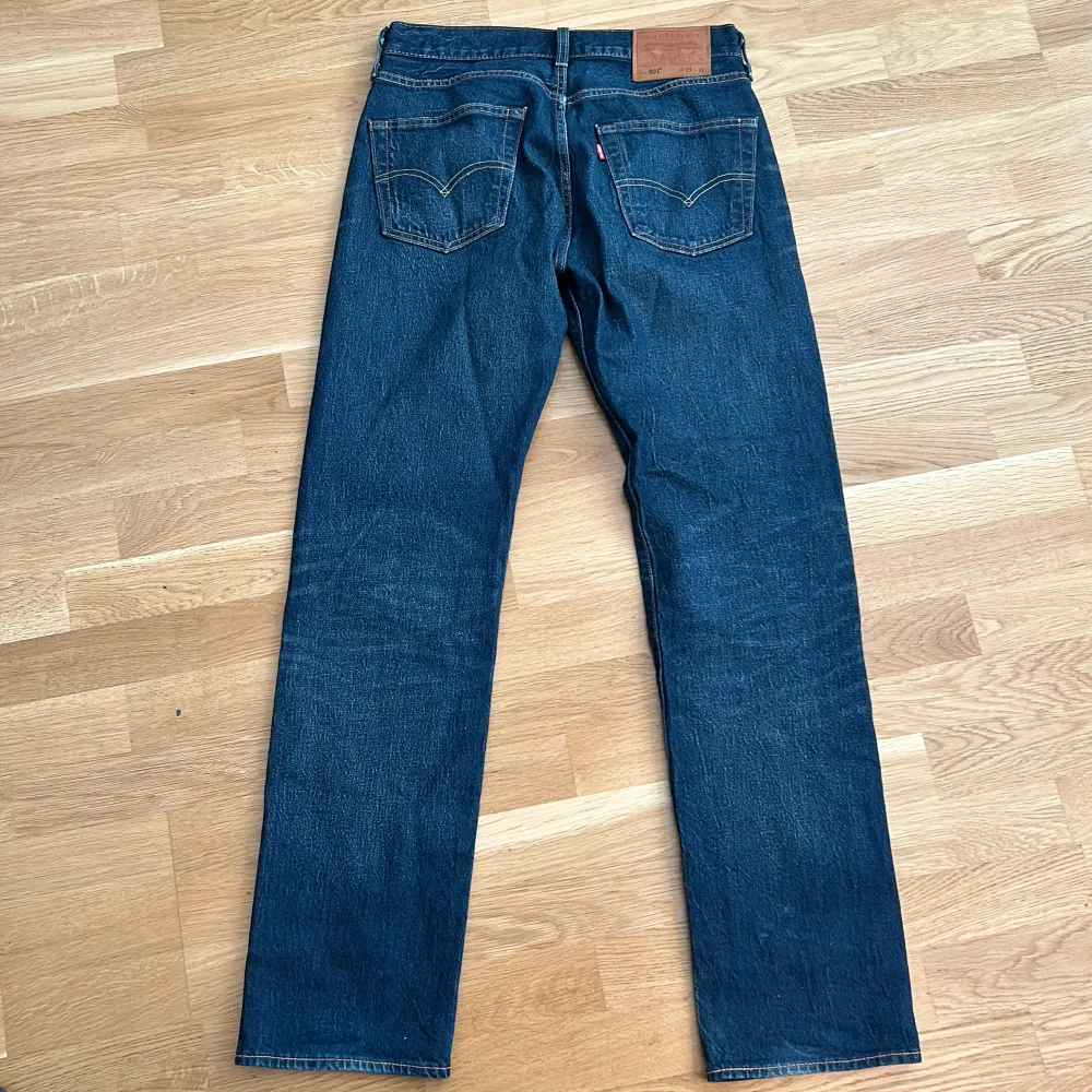 Snygga raka jeans som sitter lite tajt av sig ändå. Skitsnygg tvätt på dem. Sitter skönt och är lite stretchiga. . Jeans & Byxor.