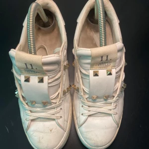 Valentino Skor - Hej! Säljer nu dessa Valentino Opens, storlek 38.5, skicket bedömer vi är använt utan skador , tveka inte på att höra av er vid frågor kring skorna! 