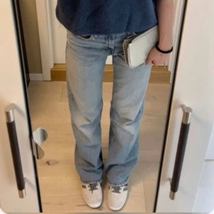 Skitsnygga lowaist jeans - Säljer dem här skitsnygga lowaist jeansen då dem inte kommer till användning längre, bra kvalite och inte alls slitna❤️❤️lånad bild😊