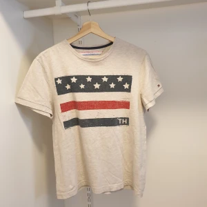 Tshirt - Från Tommy Hilfiger, använts men fortfarande i fint skick 