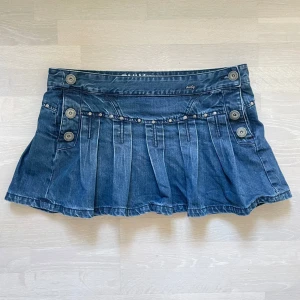 Jeanskjol med knappar och pärldetaljer - Säljer en superfin jeanskjol! Så snygga knappar på sidorna o veck lixom! Jag på bilden brukar ha M o den sitter low o nice på mig🩷