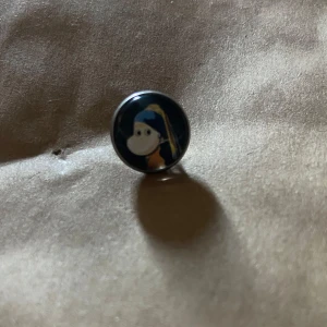 Mumin örhängen - Ett vackert par Mumin örhängen med motiv av en mumin som flicka med pärlörhängena🫶 Handgjorda örhängen i silver som är nickelfria! Passar alla!