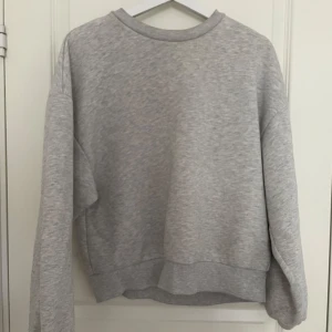 Grå sweatshirt - Säljer en enkel och bekväm grå sweatshirt. Den är i bra skick och använd fåtal gånger. Storlek M men passar mig som är xs-s väldigt bra. Perfekt för höst och vinter!