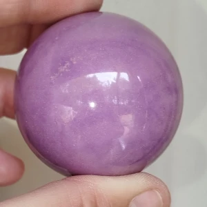 Kristallpaket - Fosfosderitklot, sällsynt, mycket vackert. 4,5cm i diameter Obelisk i bergskristall 7cm hög Labradorithjärta med purple flash Mosagattorn höjd 10cm Guldobsidianhjärta 6x5cm