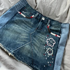 Jätte fin kjol - Här är en jätte fin barn kjol som jag har sytt om så att den är i storleken S/M skulle jag säga, den är väldigt fin och aldrig använd, skriv tar gärna imot prisförslag eller frågor🫶