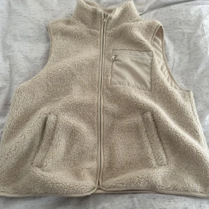 Flis väst från Lindex - Flisväst från Lindex i bra skick. Bara använd några gånger ❤️