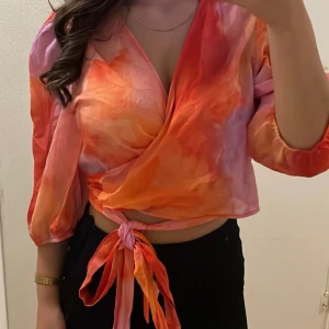 Omlett topp - Från Lindex aldrig använd pga inte min stil. Går att styla och knyta  på olika sätt.