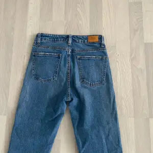 Raka, cropped, mörka denim jeans ifrån Bershka. Bra skick i storlek 36.