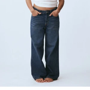 Mellanmidjade jeans  - Så snygga jeans från hm med Loose passform, slutsåld på hemsidan. Använd några gånger 