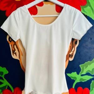 Jättefin oanvänd topp - Jättefin oanvänd topp. Köpt på Soho. Storlek S. ☀️ Hämtas i Hornstull i Stockholm eller skickas mot fraktkostnad. 🌸