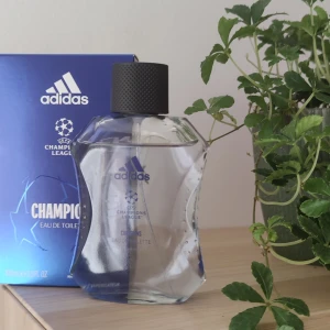 Adidas Champions Parfym - En riktigt fräsch parfym till ett riktigt bra pris. Det är en 100 ml flaska men nog minst 99 ml kvar, endast nögra sprut tagna. 