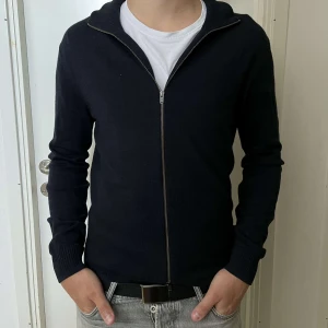 Paul & Friends Fullzip - Säljer en riktigt snygg full zip från Paul & Friends i storlek S. Använd 1 gång och han innan mig ett fåtal gånger. Skicket är väldigt bra. Killen på bilden är 180. Nypris: 1499kr Mitt pris: 379kr